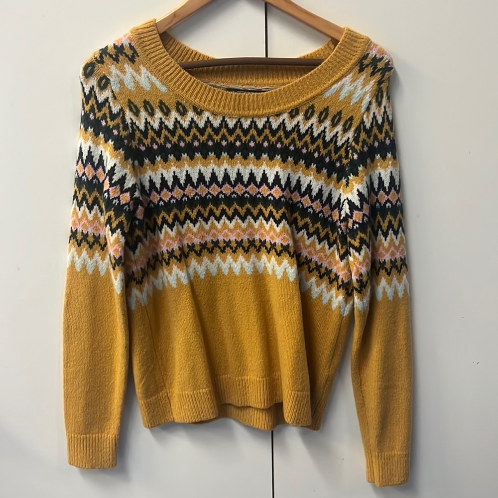 Adorable, yellow Abercrombie Christmas type sweater